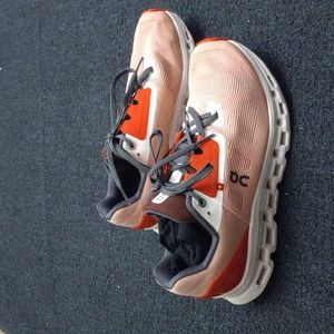 Women's 8.5 ON shoes.